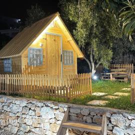 Camping Albania-Secret Village Den, hotelli kohteessa Sarandë