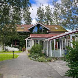 Árbakki Farmhouse Lodge, hotel in Reykholt