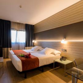 Hotel Avenida، فندق في لا كورونيا