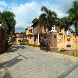 Luxury Penthouse Condo with Pool, hotel en Kingston