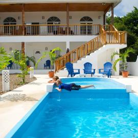 Cosmopolitan Guesthouse โรงแรมในฮอปกินส์