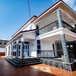 Aduk Guest House Airport City Accra، فندق في Otele