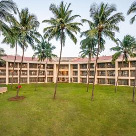 Silver Waves Resort & Spa - Daman، فندق في دامان
