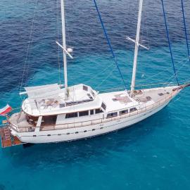 Spacious 5-Cabin Yacht Hotel in the Heart of Barcelona, хотел в Барселона
