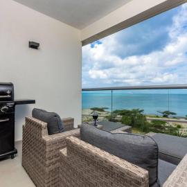 Breath Taking Beach Front Views Condo Eagle Beach, hotel em Palm Beach