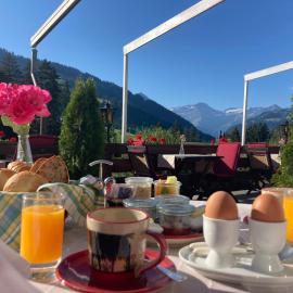 Hotel Alpenrose mit Gourmet-Restaurant Azalée, khách sạn ở Gstaad