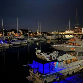 LUXURY 40 FOOT YACHT ON 5 STAR OCEAN VILLAGE MARINA SOUTHAMPTON - minutes away from city centre and cruise terminals - Free parking included, hôtel à Southampton