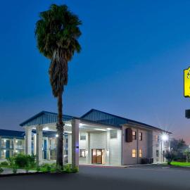 Super 8 by Wyndham Victoria - South - Hwy 59