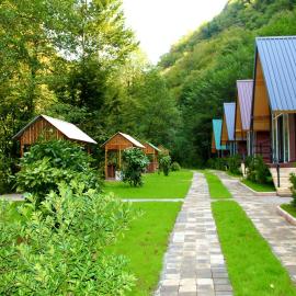 Chalet Rivier • შალე რივიერ, viešbutis mieste K'eda