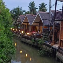 บ้านสุขใจ อัมพวา, hotell i Samut Songkhram