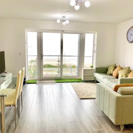 Lovely New 2 Bedroom Condo with Stunning Seaviews, hotel en Penmaen-mawr