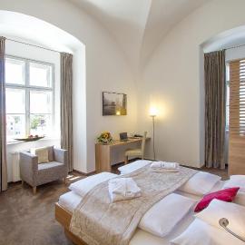 Hotel Altes Kloster, khách sạn ở Hainburg an der Donau