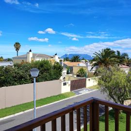 Lovely 2 bedroom condo with balcony and a view!, viešbutis Keiptaune