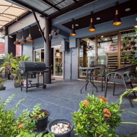 Black Pantera Hostel โรงแรมในหาดป่าตอง