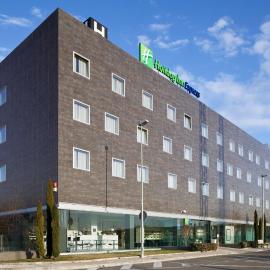 Holiday Inn Express Pamplona by IHG، فندق في Mutilva Baja