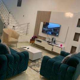 Jilles apartments -4bedroomduplex24hrlight&security, hotel v destinácii Lekki