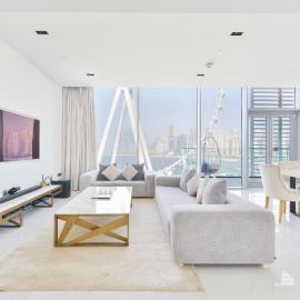 Spectacular 3 BR condo with maids room facing the Dubai Eye، فندق في دبي