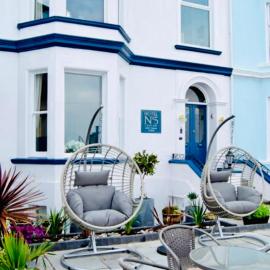 Hotel No5, Beachfront with Free Private Car Park, hotel u Llandudnu
