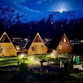 Little Wood House Gergeti – hotel w mieście Stepancminda