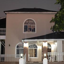 Captains Villa - where Lake Malawi and Shire River meet, historical hotel at waterfront next to the Lake Museum in Mangochi Town, hotel en Mangochi