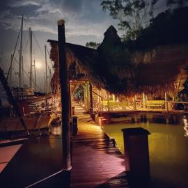 The Golden Resort - Tortugal River Lodge & Marina, hotell i Rio Dulce