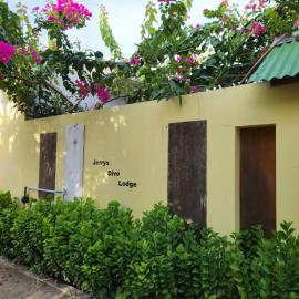 Jerrys Dive Lodge Rasdhoo، فندق في جزيرة راسدو