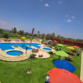 Tunis Pyramids Hotel - فندق اهرامات تونس, hotelli kohteessa Tunis