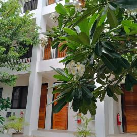 The Palines Apartment Hotel - Muntinlupa Near Evia Daang Hari, hotel in Alabang