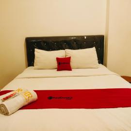 RedDoorz At Sukomanunggal Surabaya, hotel in Surabaya