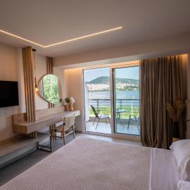 Paralimnio Suites، فندق في كاستوريا