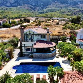 4 Bedroom Deluxe Villa with Mountain and Sea View, hotel di Kyrenia