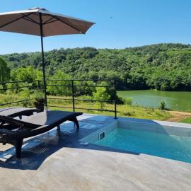Glamping A frame lake Heated pool, hotel v destinácii Barajevo