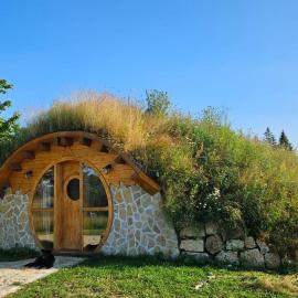Mountain bungalows and a Hobbit House - Jazavčije Rupe、Han Pijesakのホテル