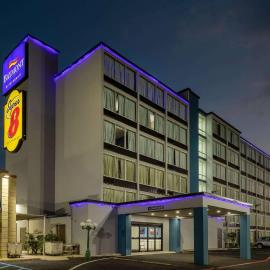 Super 8 by Wyndham Laredo, khách sạn ở Laredo