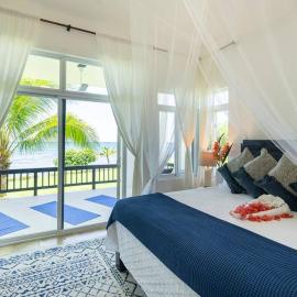 Ivy's Cove Beach Side Condo - Luxury Villa, hotel en Whitehouse