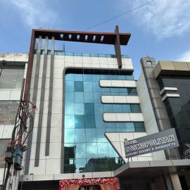 Hotel Cosmopolitan Rooms & Banquet, hotell i Prayagraj