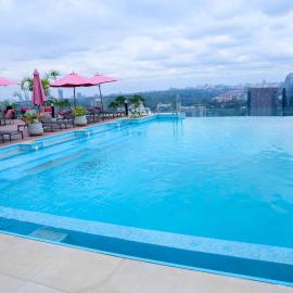 Lucy's Exquisite 2BR Condo-Rooftop pool with City Views at Skynest Residences, מלון בניירובי