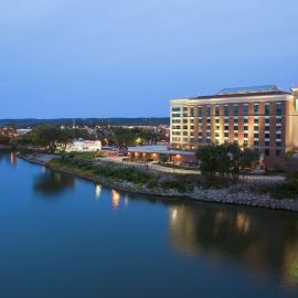 Embassy Suites East Peoria Hotel and Riverfront Conference Center, hotel di Peoria