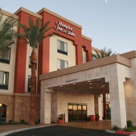 Hampton Inn & Suites Las Vegas South، فندق في لاس فيغاس