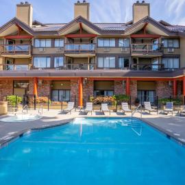 Whistler Village Inn & Suites, hotel Whistlerben