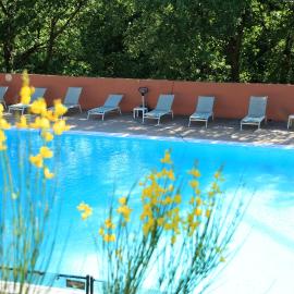 La Colline des Ocres Village de vacances、アプトのホテル