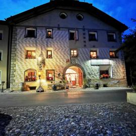 Chasa de Capol - Historische Gaststätte & Weinkellerei, hotell sihtkohas Sta Maria Val Müstair