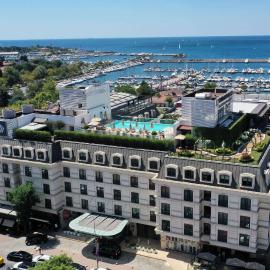 Wyndham Grand Istanbul Kalamış Marina Hotel，伊斯坦堡的飯店