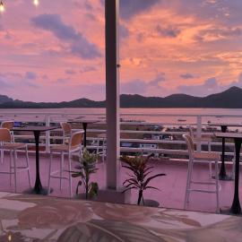 Sunburn Suites and Rooftop Bar, hotel en Corón