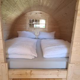 Schlaffass mit Wellness in alter Scheune, hotel u gradu 'Seinsheim'