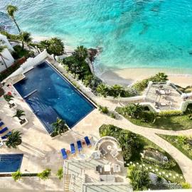 Beachfront luxury 2br condo, hotel u gradu Lowlands