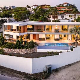 Luxury 12-Guest Villa in Gated Community with Pool, Ocean View & Private Beach Access, hotel sa Willibrordus