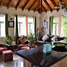 Coconut Walk Beach Apartment, hotel em Christ Church