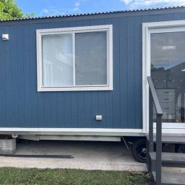 Sweet Cute blue tiny home with Pool and 2 minute drive to the beach, hotel em Wollongong
