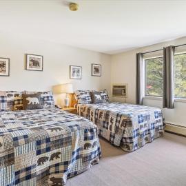 Cedarbrook Two Double bed Standard Hotel room 219, hotel u gradu 'Killington'
